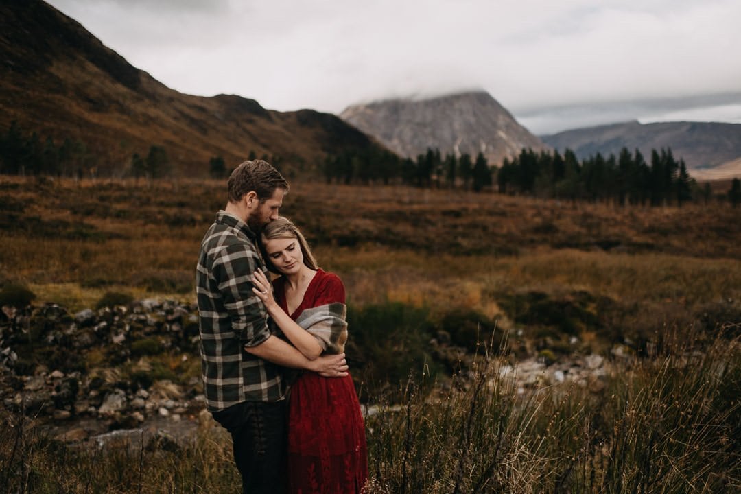 Couple cuddling during an vacation adventure photoshoot in Scotland - in the Scottish Highlands