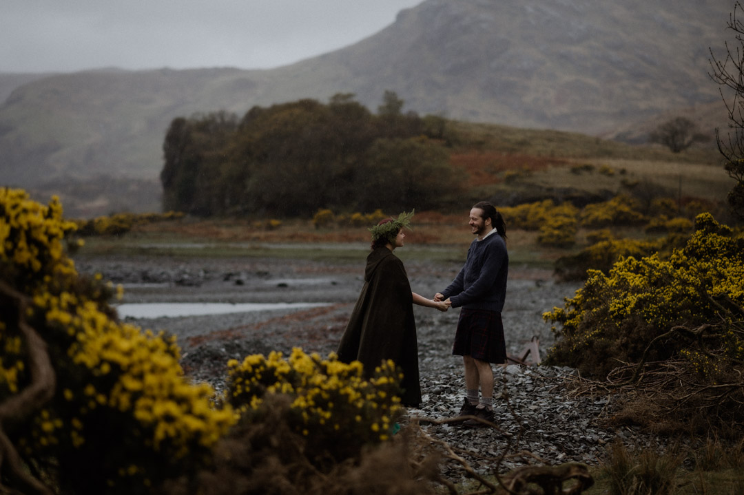 Wet elopement couple on Isle of Mull at the bay