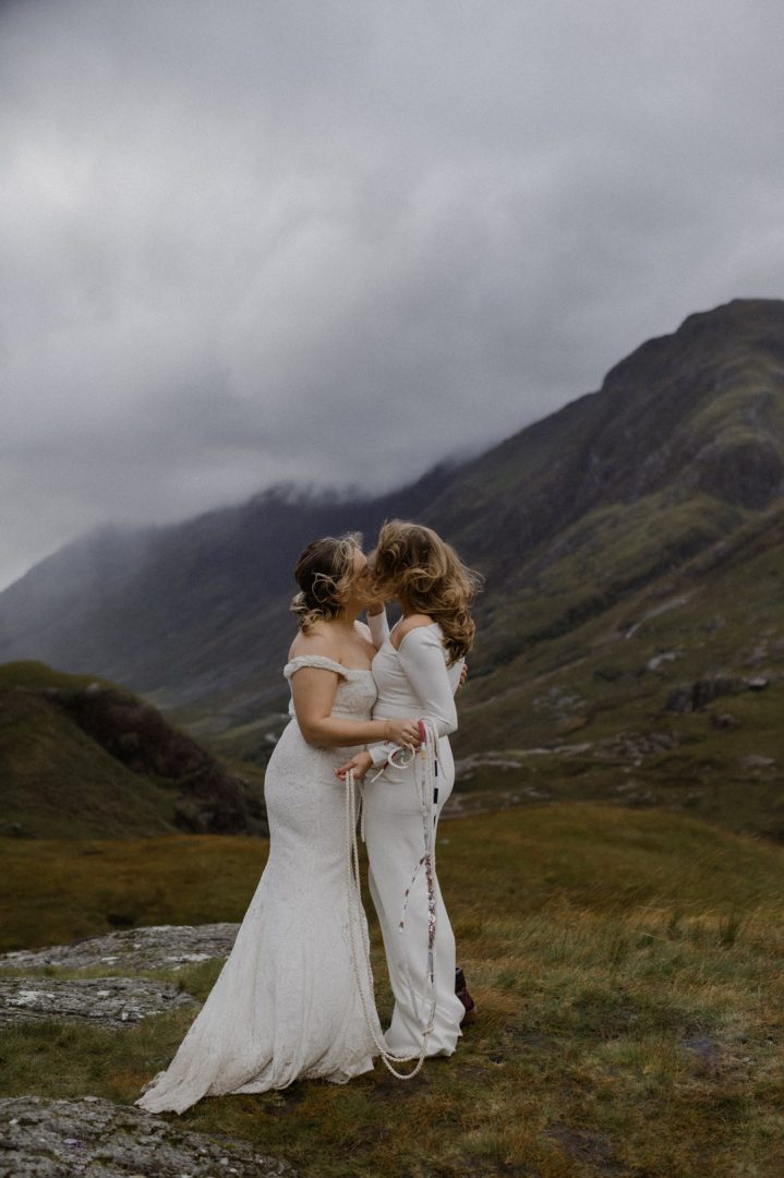 First kiss during Glencoe elopement